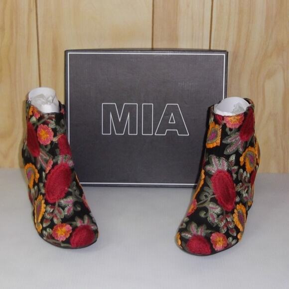 NWT Mia Floral Embroidered Round Toe Ankle Boots 3.5" Block Heel Boots 7M - Picture 1 of 6